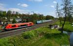 Zugbegegnung am Südende von Oberkotzau am 11.05.2017: Der Walfisch 641 fährt nach Lichtenfels/Bamberg und hinten kommt von der Mardtredwitzer Schiene der Alex rein. Rechts ist der Saalestrand zu erkennen... Fußgängerbrücke macht es möglich...