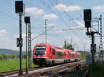 30. Juni 2015, RE 9306/59286 Bayreuth/Hof - Neuenmarkt-Wirsberg - Kulmbach verlässt die Gleisanlagen des Bahnhofs Hochstadt-Marktzeuln in Richtung Lichtenfels.