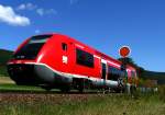 Der 641 006, in dessen Fensterscheiben sich das Vorsiganl zum Einfahrsignal von Beringen Bad Bf spiegelt, eilt von Schffhausen her kommend in Richtung Erzingen (Baden). (6.September 2009)