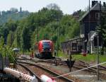 Abfahrauftrag ! So nenne ich dieses Bild mit dem 641er Walfisch in Blankenstein an der Saale. Hinten grüsst Lichtenberg in Bayern herüber. Leider ist die von diesem Bahnhof aus nach Bayern führende Verbindung bis Marxgrün immer noch nicht wieder hergestellt. Es fehlen 5,5 Kilometer für eine Direktfahrtmöglichkeit zwischen Hof und Saalfeld. Wer diese 5.5 Kilometer zwischen den beiden Orten per Zug zurücklegen will, fährt über 200 Km aussen herum.... Das zu ändern ist das Bemühen der Initiative Hoellennetz.de  . Und das Bild vom 14. Mai 2012 ist nur eines aus meiner Sammlung.  Ach ja, Bilderdiebstahl wird verfolgt. Man kann einfach mailen....