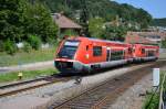 In Waldshut ausfahrende Regionalbahn (Zugnummer: RB 26664) von Lauchringen kommend, Fahrplanmssige Abfahrt ab Waldshut um 15:15 Uhr nach Basel Bad Bf (Fahrplanmssige Ankunft in Basel um 16:07 Uhr). Der Zug besteht aus zwei Triebwagen der Baureihe 641 (VT641). Vorne befindet sich der Triebwagen Nr. 95 80 0 641 009 – 5 mit dem Wappen von Albbruck. Hinten befindet sich der Triebwagen Nr. 95 80 0 641 040 – 0 ohne Wappen. Der ausfahrende Zug befindet sich von Gleis 3 kommend gerade auf der Weichenverbindung der Weichen 3 und 4 (W 9703). Rechts unten neben der Weiche 3 befindet das Schutzsignal (Sh) / (Gsp) XW2 (97). Der Bahnhof Waldshut wird von Karlsruhe aus Ferngesteuert und die Signale sind sogenannte Kombinationssignale. Die Weichenverbindung ist fr 60 km/h in ablenkender Stellung ausgelegt. Wie bei elektronischen Stellwerken in Deutschland blich, werden hier die sogenannten Kombinationssignale (Ks) mit vereinfachter Optik und nur noch wenigen Lichtpunkten eingesetzt. Aufnahmedatum: 23.07.2012.