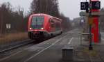 Wale in Oberfranken oder Schmuddelwetter zum Jahresbeginn. Wale wandern ja über tausende von Kilometern. Nun sind sie auch in Oberfranken angekommen.
Die vormals 612er Leistungen nach Bamberg bzw. Würzburg gingen nun auf die Wale der BR 641 über.
Die RE fahren abwechselnd stündlich ab Hof entweder nach Lichtenfels oder Bamberg, eine direkte Verbindung nach Würzburg gibt es nicht mehr.
Die Bamberger Züge halten auch zusätzlich in Schwarzenbach (Saale), Stammbach und Marktschorgast, sodass zu den kleineren Stationen ein Zweistundentakt entsteht.

641 026 als RE 3046 Hof - Bamberg durchfährt ohne Halt den Keilbahnhof Oberkotzau.
In Oberkotzau zweigen die Strecken nach Weiden und Selb Stadt (Asch) ab.

02.01.2014 Bahnstrecke 5100 Bamberg - Hof.

Das Wetter war so mieß und nasskalt, dass sich Ivie nach einer Stunde ins wärmere Auto verzog, denn Wartesäle in den Bahnhöfen gibt es ja nicht mehr!