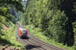 641 040 am 04.06.2015 auf der Schiefen Ebene kurz vor Marktschorgast. Auch der  Walfisch  muss ganz ordentlich schnaufen auf dieser Steigungsstrecke.

Hersteller: Alstom
Fabriknummer: 40
Abnahmedatum: 28.05.2002
Erst-Bw: Erfurt
Heimat-Bw z.Z.d. Aufnahme: Hof
weitere Beheimatungen: Haltingen
UIC-Nr.: 95 80 0641 040-0 D-DB
ursprüngl. Fahrzeugnr.: 641 040-1
Betreibernr. z.Z.d. Aufnahme: 641 040
EBA-Nr.: EBA 99H07A 040
Eigentümer z.Z.d. Aufnahme: DB Regio AG
Fahrzeugnutzer z.Z.d. Aufnahme: Regio Bayern, Hof
Radsatzfolge: (1A)'(A1)'
Vmax (km/h): 120
Leistung (kW): 2 x 257
Dienstmasse (t): 47
Radsatzfahrmasse max. (t): 12
LüP (mm): 28.900