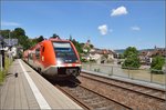 Vor den beiden Laufenburgs, links Laufenburg (Baden), rechts Laufenburg (Aargau) fahren 641 016 und 641 018 aus Laufenburg (Baden) Richtung Basel ab. Der Rhein führt deutliches Hochwasser an seinem Engpass, an dem er früher auf nur 12 Meter Breite eingezwängt war. Juni 2016.  