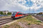 642 007 und 642 103 fahren als RE 12029, auf der Fahrt von Neustadt (Weinstr) Hbf nach Karlsruhe Hbf, aus Landau (Pfalz) Hbf aus.
Aufgenommen am 19.4.2017.