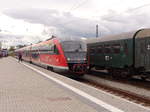 DB 642 188  Joseph von Fraunhofer  + 642 162  Hansestadt Gardelegen  als RB 26881 von Nebra nach Naumburg (S) Ost, am 09.09.2017 beim Halt in Naumburg (S) Hbf.