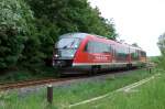 Als RE 4017 nach Hof erreicht 642 028-5 in Krze den Bedarfshalt Bernsgrn im Vogtland.
