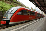 Der Dieseltriebzug Siemens Desiro Classic (642 019) wartet auf die Abfahrt nach Karlsruhe. (Neustadt an der Weinstraße, Dezember 2014)