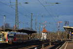 In Köthen ist am Bahnhof die Zeit fast stehen geblieben. Neben mechanischen Formsignalen sind die Bahnsteige komplett erhalten und strahlen noch heute den alten Charme aus. 642 166 steht als RB50 nach Dessau in Köthen bereit.

Köthen 02.01.2018