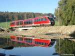 26.10.2006  642 711 spiegelt sich bei Billenhausen in der Baustellenpftze.