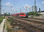 Zwei 642er von Zittau komment hhe S-Bahn Haltepunkt Freibergerstrae.Der Turm im Hintergrund gehrt zum World Trade Center Dresden.25.05.07