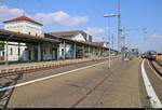 Blick auf die Bahnsteige des Bahnhofs Nordhausen mit Empfangsgebäude und (am rechten Rand) 642 031 (Siemens Desiro Classic) der Nordthüringenbahn (DB Regio Südost) als RE 16563 (RE55) nach Erfurt Hbf auf Gleis 3.
[3.8.2018 | 16:34 Uhr]