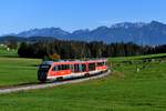 Im Herbst 2018 fuhren zahlreiche Eisenbahnfreunde an die König-Ludwig-Bahn, um vor dem anstehenden Betreiberwechsel noch die letzten Einsätze der Baureihe 218 auf dieser Strecke zu erleben. Weitgehend unbeachtet blieb, dass sich auch die Triebwagen der Baureihe 642 von dieser Strecke verabschieden mussten. Aus diesem Grund widmete ich diesen auch einige Aufnahmen. Am 14. Oktober 2018 konnte ich den 642 082 mit einem weiteren Desiro als RB 57343 von Füssen nach Augsburg Hbf bei Weizern fotografieren. An diesem herrlichen Herbsttag war die Fernsicht gut und die Ammergauer Alpen bildeten einen plastischen Bildhintergrund.