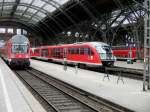 Der Desiro Nr.1, 642 001 neben einem Doppelstockwendezug im Lichtdurchflutetem Hbf Leipzig, 21.06.07