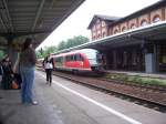 642072-3 und ein weiterer unbekannter Desiro machen sich auf den Weg als Regionalbahn nach Weimar. Aufgenommen am 21.06.2007 im Bahnhof Jena-West.