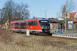 DB Triebwagen der BR 642 nach Velgast in Barth am Bahnsteig.