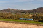 642 205/705 als RE80 Crailsheim-Heilbronn am 24.04.2021 bei Neuenstein-Untereppach. Im Hintergrund ist das Städtchen Waldenburg zu sehen. 