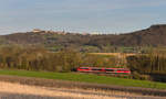 Unbekannter 642 als RB83 Öhringen-Hessental am 24.04.2021 bei Neuenstein-Untereppach. Im Hintergrund ist das Städtchen Waldenburg zu sehen.