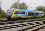 Der im Mecklenburg-Vorpommern Design gestaltete 642 543-2 als RB 13121 von Wismar nach Tessin bei der Ausfahrt im Rostocker Hbf.14.10.2022 