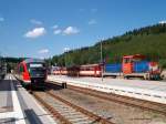 Auf Gleis 1 ist abfahrtbereit DESIRO 642 235 der Erzgebirgsbahn als RB27456 nach Zwickau und auf Gleis 3 ist abfahrtbereit die tschechische 714 204 vor einer 3-teiligen Garnitur 810 als Os17107 nach Karlovy Vary (Karlsbad) - Johanngeorgenstadt, 20.06.2003
