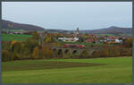 Ein 642 der DB verlässt am 01.11.2025 den Bahnhof Zierenberg und rollt über den Viadukt Richtung Kassel.