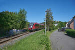 Bei strahlendem Pfingstwetter war 642 148 am 25.05.2026 als RB 23077 auf dem Weg von Kassel Hbf. nach Korbach. In K�rze wird der Bahnhof Volkmarsen erreicht. 