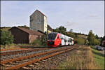 Desiro 642092 passiert hier am 20.9.2026 um 17.10 Uhr gerade den ehemals an die Strecke angeschlossenen Raiffeisen Handel in Alsenz und ist als RB 65 auf dem Weg nach Bingen.