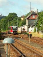 Idyll am Samstag, 09.08.2008 in Blankenstein an der Saale. 642565 ist aus Saalfeld angekommen und muss hier umkehren. Die weiterfhrende Strecke durch das Hllental ist leider demontiert. Von Bayern herber grsst hinten oben der Burgfried von Lichtenberg. Gbe es die Strecke nach Marxgrn, knnten die 642er modernen Nahverkehr zwischen Saalfeld (IC-Bahnhof)und Hof vermitteln.
Dafr kmpft seit 6 Jahren die Initiative HOELLENETZ e.V. - siehe www.hoellentalbahn.net ......
