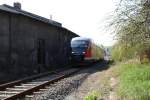 642 055-8 verlsst am 20.04.09 den Bahnhof Pockau-Lengefeld und passiert die gleichnamige ehemalige Einsatzstelle des BW Chemnitz.