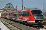 642 538-3 ist an diesem sonnigen Mittag in Dresden Hbf abgestellt. Die Sonderbeklebung des Dresdner Flughafens ziert diese Zge inzwischen nicht mehr. (13.04.2008)