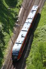 Luftaufname von 642 696-0 bei der Ausfahrt aus dem Bahnhof Hetzdorf am 08.05.09. 