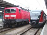 RB33370 vom Ostseebad Graal-Mritz nach Bad Doberan steht abfahrbereit am Gleis7.Daneben steht BR143 mit einem S-Bahnzug von Rostock Hbf.nach Warnemnde.Aufgenommen am 13.04.05 