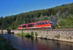 Am Morgen des 23.08.2009 ist 642 231-5 als RB 30909 von Chemnitz Hbf. nach Aue unterwegs, hier in der Ortslage Einsiedel.