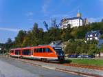 Bei herrlichem Sonnenschein erreicht 642 234-9 der Erzgebirgsbahn mit Fahrtziel Cranzahl, am 27.09.2009 Scharfenstein. Im Hintergrund thront die gleichnamige Burg. 