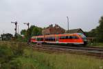 Nachdem 642 017 auf die Durchfahrt des RE nach Erfurt abgewartet hat, verlsst er den Bahnhof Hohenebra nun Richtung Nordhausen. Im Hintergrund links ist das ehemalige Empfangsgebude erkennbar. Die Station wird im Personenverkehr nicht mehr bedient obwohl sich hier alle zwei Stunden die RB nach Nordhausen und der RE nach Erfurt kreuzen, wozu die RB einige Minuten direkt am Bahnsteig hlt. An diesem Bahnhof zweigt auch die Strecke nach Ebeleben ab, die nur noch im Gterverkehr bedient wird.