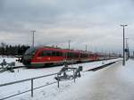 In Altenberg (Erzgebirge) warten die Wintersportsonderzge 642 135 + 642 173 und 642 174 + 642 156 bis zur Rckfahrt nach Dresden - 10.12.2005
