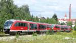 642 113 und ein Schwesterfahrzeug am 24.7.08 im Nrnberger Nordostbahnhof. Gleich werden sie am neuen Bahnsteig ankommen. Im Hintergrund der Turm der alten Margarinefabrik  Resi .