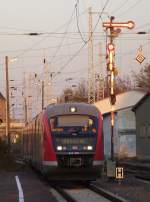 642 699 erreicht am 22. Oktober 2011 als abendlicher RE nach Erfurt Hbf den Bahnhof Sangerhausen.