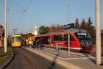 Gera - GVB/Linie 2 - an der Hst. Bahnhof Zwötzen wartet 206 auf den Anschlußbus der Linie 16 aus Liebschwitz, gegenüber steht am Bst. des Hp Gera-Zwötzen 642 564/064 als RB16475 nach Zeulenroda. (08.11.2011)