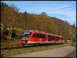 642 140 verlsst am 13.11.2011 die Fachwerkstadt Stolberg (Harz) Richtung Berga-Kelbra. Nachdem der werktgliche Verkehr schon Ende 2007 eingestellt wurde, werden zum Fahrplanwechsel nun auch die verbliebenen Zge am Wochenende abbestellt.