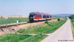 Auf der Hochflche zwischen Schweinsdorf und Rothenburg konnte die Strecke geradlinig trassiert werden. 642 614 durfte wegen der Geschwindigkeitstafel links trotzdem nur hchstens 60 km/h fahren. (18.9.02)