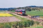 642 614 am 13.9.02 etwa 200 Meter nrdlich von Hartershofen. Vorne rechts sieht man die Rckseite der Hinweistafel fr den Lokfhrer.