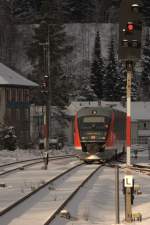 Einfahrt in Johanngeorgestadt  hat hier ein TW der BR  642  zur Weiterfahrt nach Karlsbad am 13.01.2013 gegen 14:22 Uhr