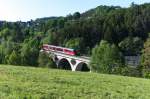 Auf dem Viadukt an der Herrenmhle - 

Als letztes Photo der Serie im Mai 2012 in der Gegend um Bad Lobenstein hatten wir die RB aus Saalfeld auf dem Viadukt an der Herrenmhle bei Lobenstein auf den Chip gebannt. Das Viadukt bei Km 55,573 wird auch Lemnitztalviadukt genannt. Die KBS 557 oder richtiger die ehemalige KBS 556 (Teil der Thringer Oberlandbahn) windet sich nun wieder hinunter ins Tal der Saale. Der nchste Halt ist Harra Nord. Danach geht es durch den Totenfels Tunnel ber Harra (Bleilochstausee) nach Blankenstein.
Die Einteilung nach Kursbuchstrecken in den Kategorien ist manchmal etwas unglcklich, eine Einteilung nach Bahnstrecken und Streckennummern wre manchmal sinnvoll.

25 Mai 2012