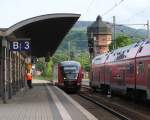 Dieselbetrieb unter Fahrdraht......

der berwiegt fast in Saalfeld, weil viele Strecken die den Bahnknoten berhren, ohne Fahrdraht sind.

Die Strecken nach Arnstadt, Gera und Blankenstein sind nicht elektrifiziert und sogar auf der Saalebahn werden zwischen Jena Saalbahnhof und Lichtenfels Zge der BR 612 eingesetzt.

642 172 nach Arnstadt fhrt in Saalfeld ein.

19 Mai 2012