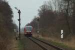 Unbekannt gebliebene DB 642 als RB 27930 nach Gsten ist hier zwischen Dessau-Alten und Dessau-Mosigkau unterwegs. (Aufgenommen an einem fr Fugnger eingerichteten Bahnbergang am Osteingang des Mosigkauer Haltepunktes)
Dessau, der 16.4.13