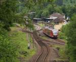  Drehscheibe  Biebermhle Sonderzge zum Rheinland-Pfalz Tag - Der Bahnknoten Pirmasens-Nord, frher Biebermhle, blhte vom 21.06. bis 23.06.2013 richtig auf.
Der Rheinland-Pfalz Tag in Pirmasens bescherte viele Sonderzge auf der Biebermhlbahn (Kaiserslautern - Pirmasens-Nord), auf der Schwarbachtalbahn nach Zweibrcken und auf der Queichtalbahn nach Landau, natrlich auch auf der Stichstrecke Pirmasens-Nord - Pirmasens Hauptbahnhof.
Alle Fden liefen im ehemaligen Bahnhof Biebermhle zusammen.
Trotzt (oder vielleicht wegen) der alten Stellwerkstechnik lief der Betrieb auf den fnf verbliebenen Bahnsteiggleisen so gut wie reibungslos, denn nach Zweibrcken und Kaiserslautern wurde ein Halbstundentakt und nach Landau ein Stundentakt angeboten.

642 036 und ein weiterer Desiro biegen zur Queichtalbahn nach Landau ab und verlassen den Bahnhof Pirmasens Nord.

Bahnstrecke 3450 Rheinsheim (Bei Philippsburg) - Rohrbach (Saar)
22.06.2013