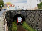 DESIRO 642 656 als RB 17410 bei Ausfahrt aus Kamenz nach Dresden-Neustadt kommt aus dem Tunnel unter der Straße, 06.10.2006  
