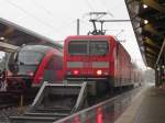 am 24.07.14 warten bei Strömenden Regen in Erfurt Hbf 642 020 als RE nach Kassel Wilhelmshöhe und 143 837 als RB nach Sangerhausen auf Abfahrt.