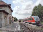 Blick nach Westen auf eine Zugkreuzung in Schrozberg am 20.8.14: Rechts 642 627 als RB nach Würzburg auf Gleis 2 und links ein unbekannter 628er als RB nach Crailsheim auf Gleis 1.
